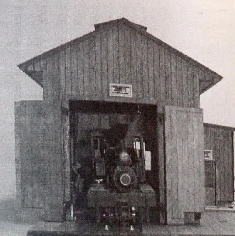 Trains*Kits by Emerson On30 Scale Single Stall Engine House Building Kit - Model Train Junction: Quality Parts and Art Supplies